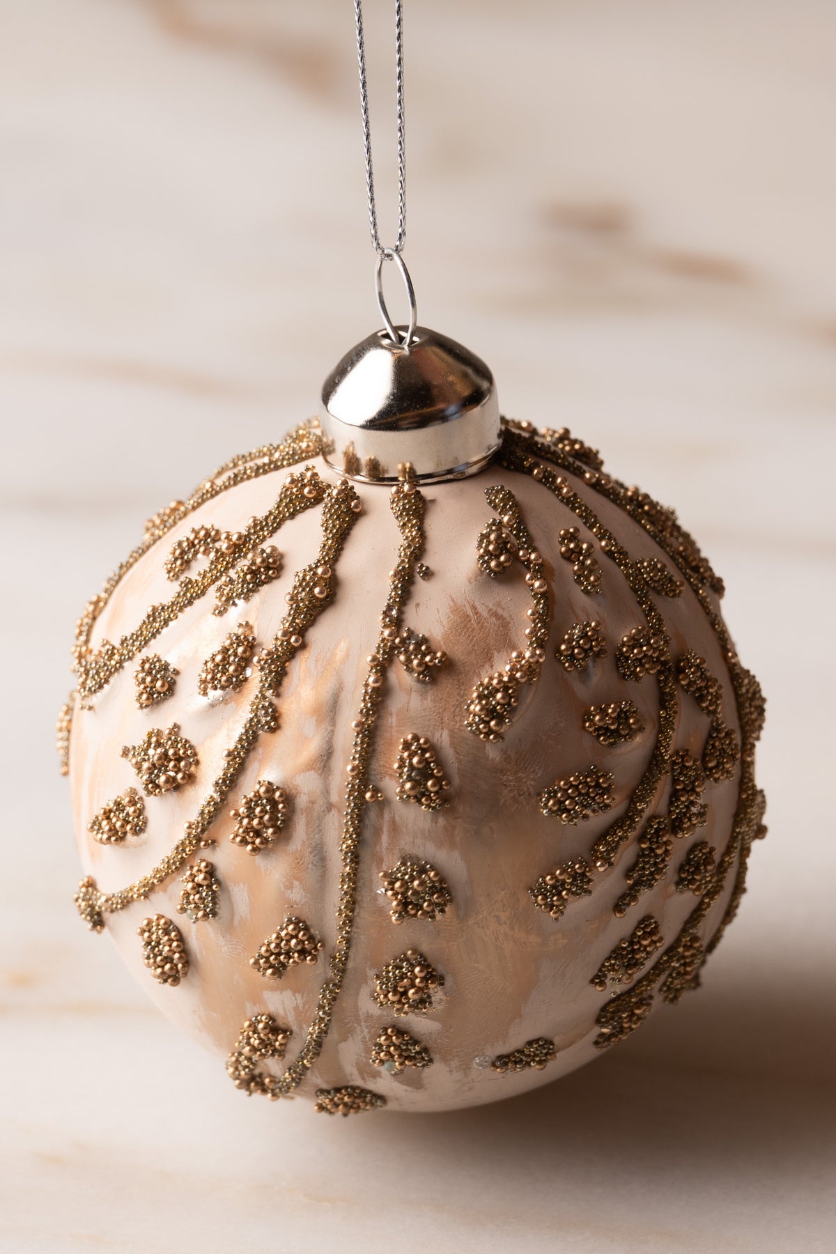 Bola de  Natal com Folhagem em Missangas